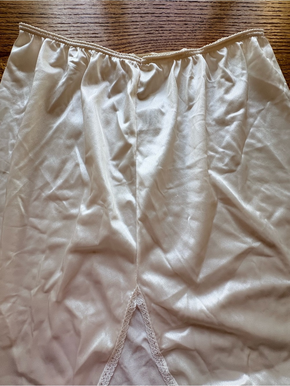 Bali Cream Half Slip with Lace Edge at hem- women’s medium- 100% nylon - Picture 8 of 12